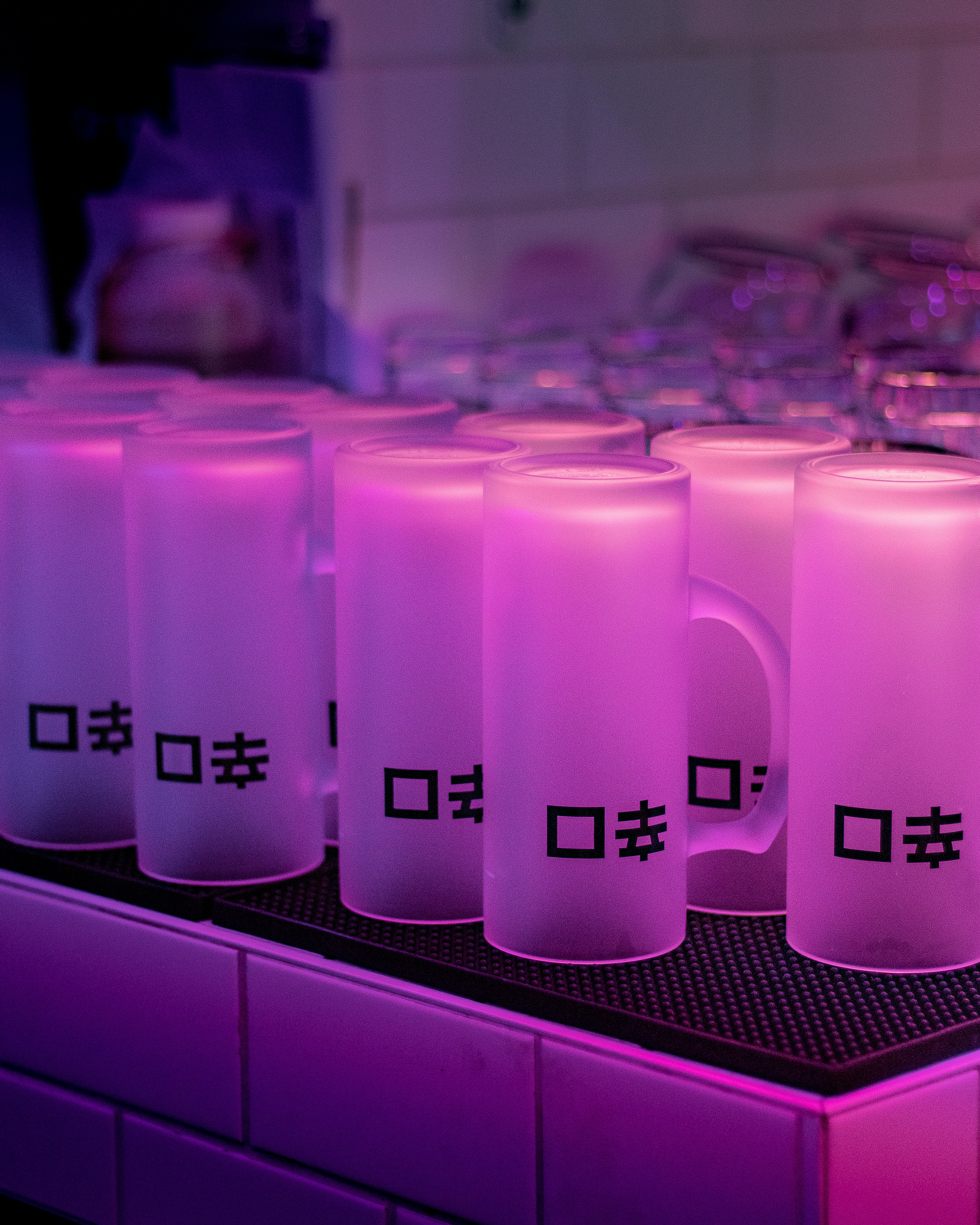 uma fileira de canecas de café sentadas em cima de um balcão