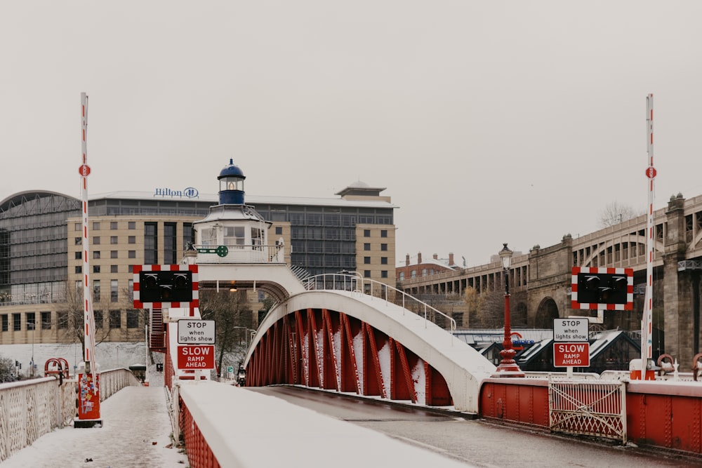 uma ponte que tem um sinal vermelho e branco sobre ela