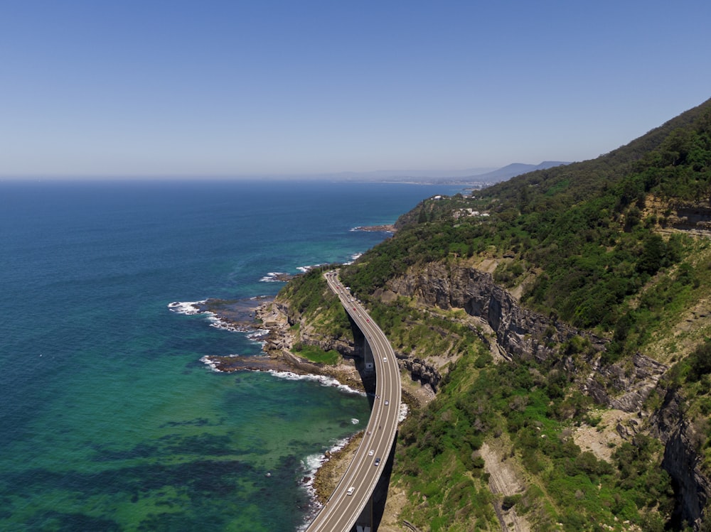 Una vista aerea di un'autostrada vicino all'oceano