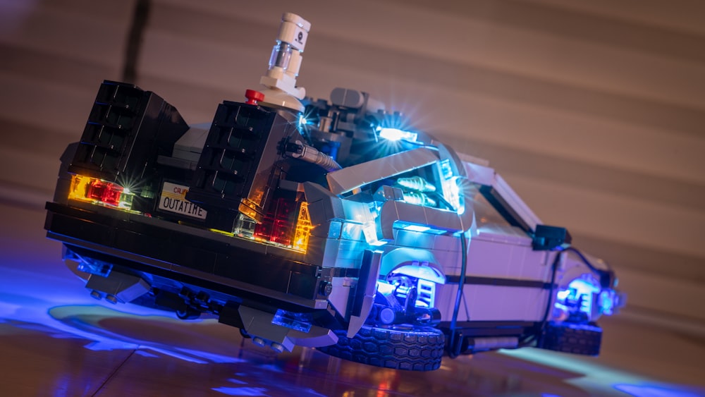 Un primer plano de un vehículo LEGO sobre una mesa