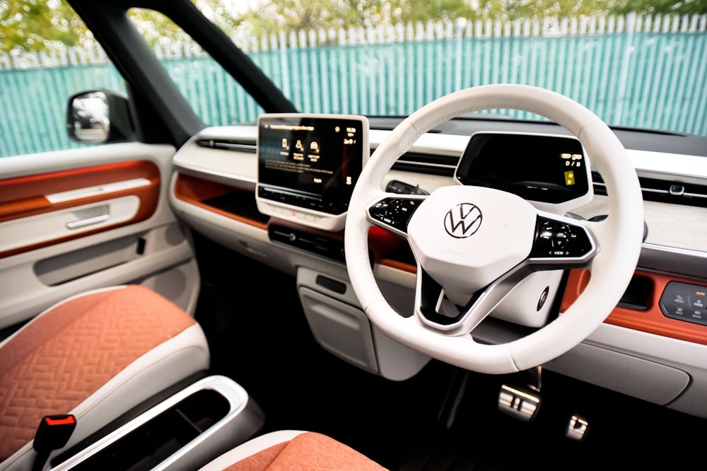 l’intérieur d’une voiture avec un volant et un tableau de bord