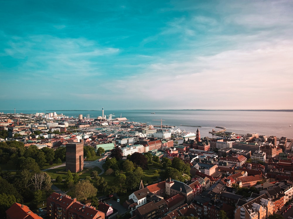 Blick auf eine Stadt von einem hohen Standpunkt aus