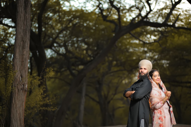 Casal elegante na floresta