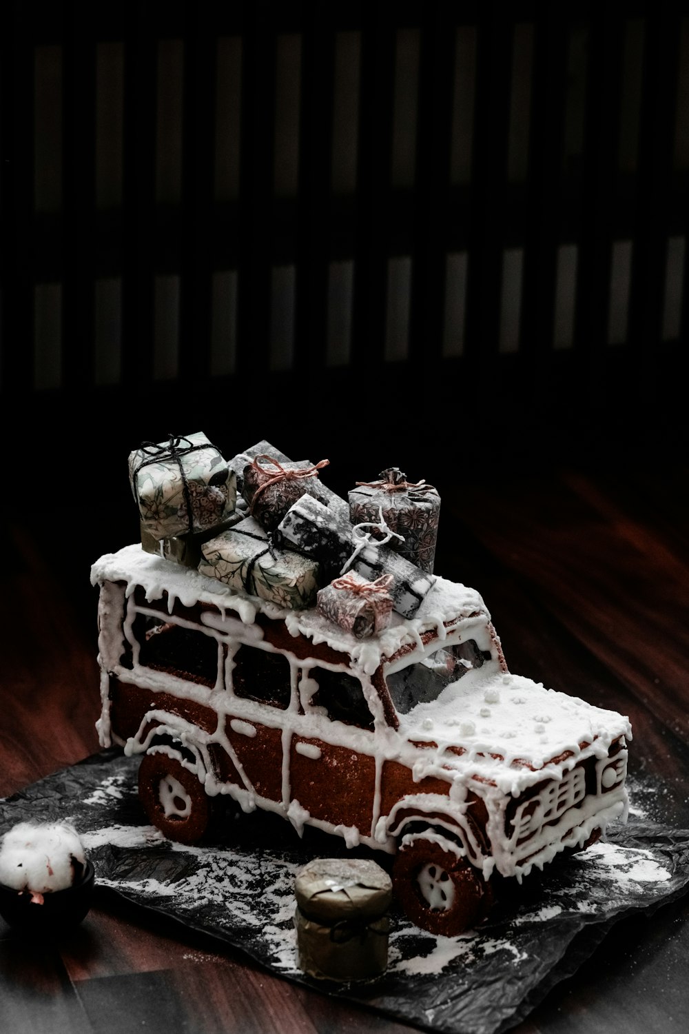 um bolo feito para se parecer com um caminhão de bombeiros