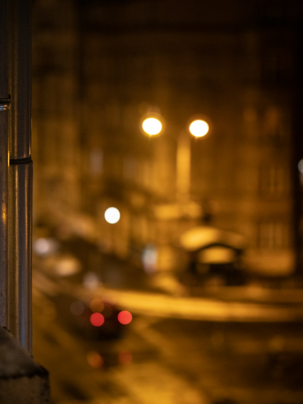 Eine Stadtstraße bei Nacht mit einer Ampel