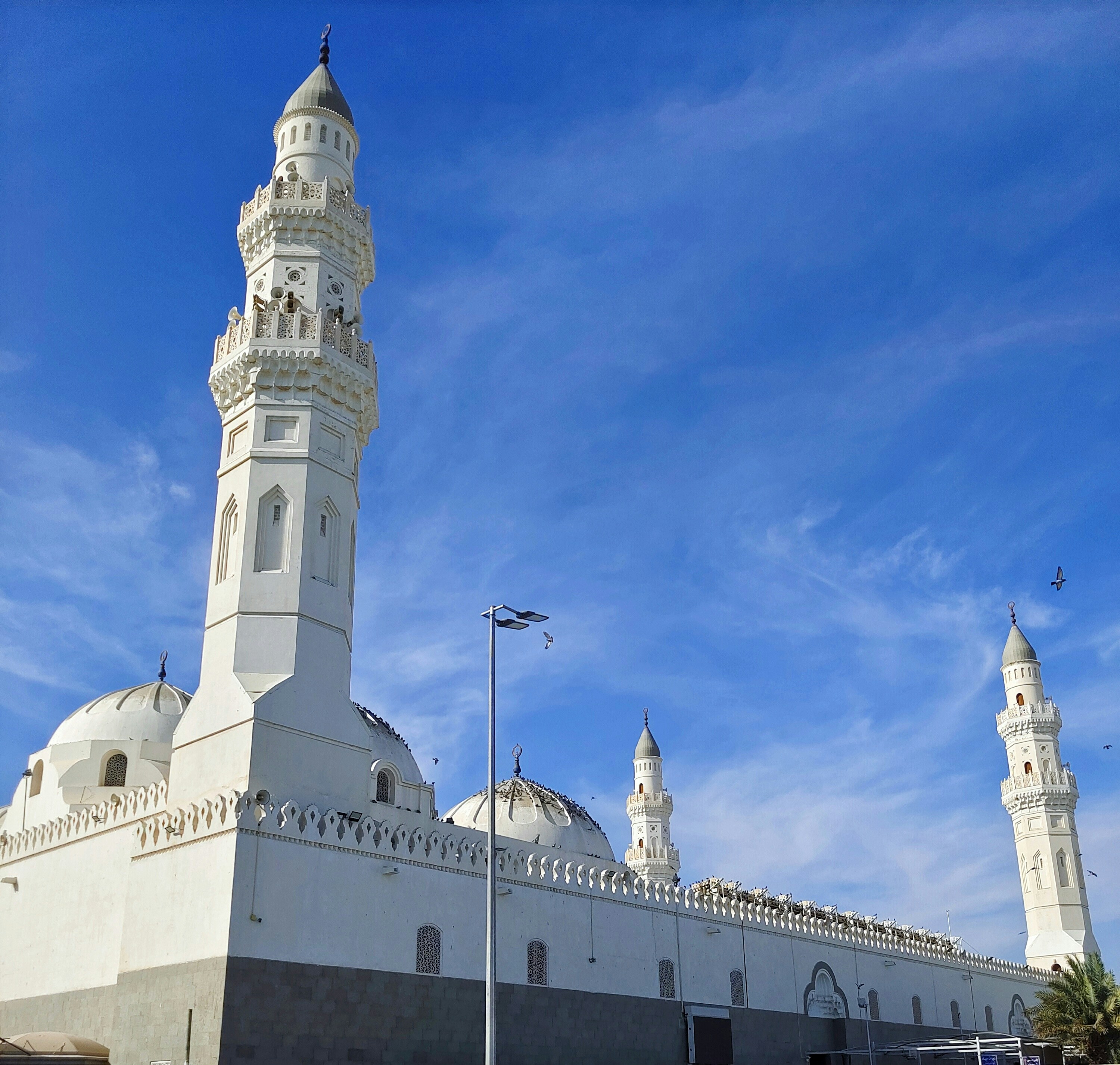 sebuah bangunan putih besar dengan menara jam