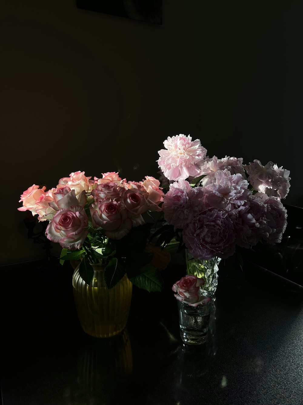un paio di vasi pieni di fiori su un tavolo
