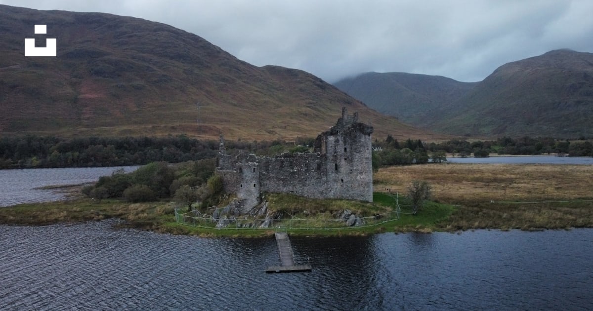 Foto Un castillo en una isla en medio de un lago Imagen Castillo