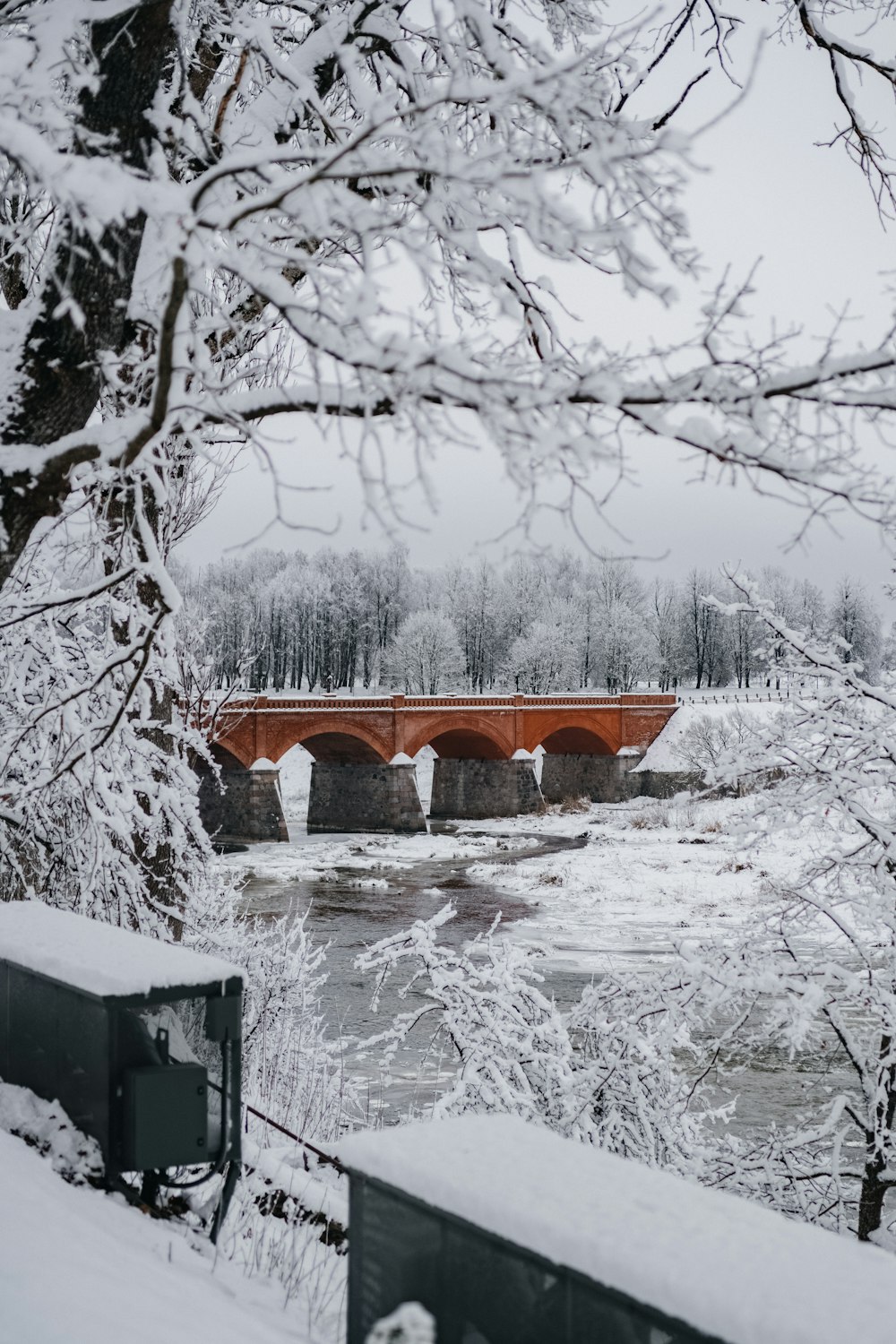 Un ponte che si trova sopra un fiume nella neve