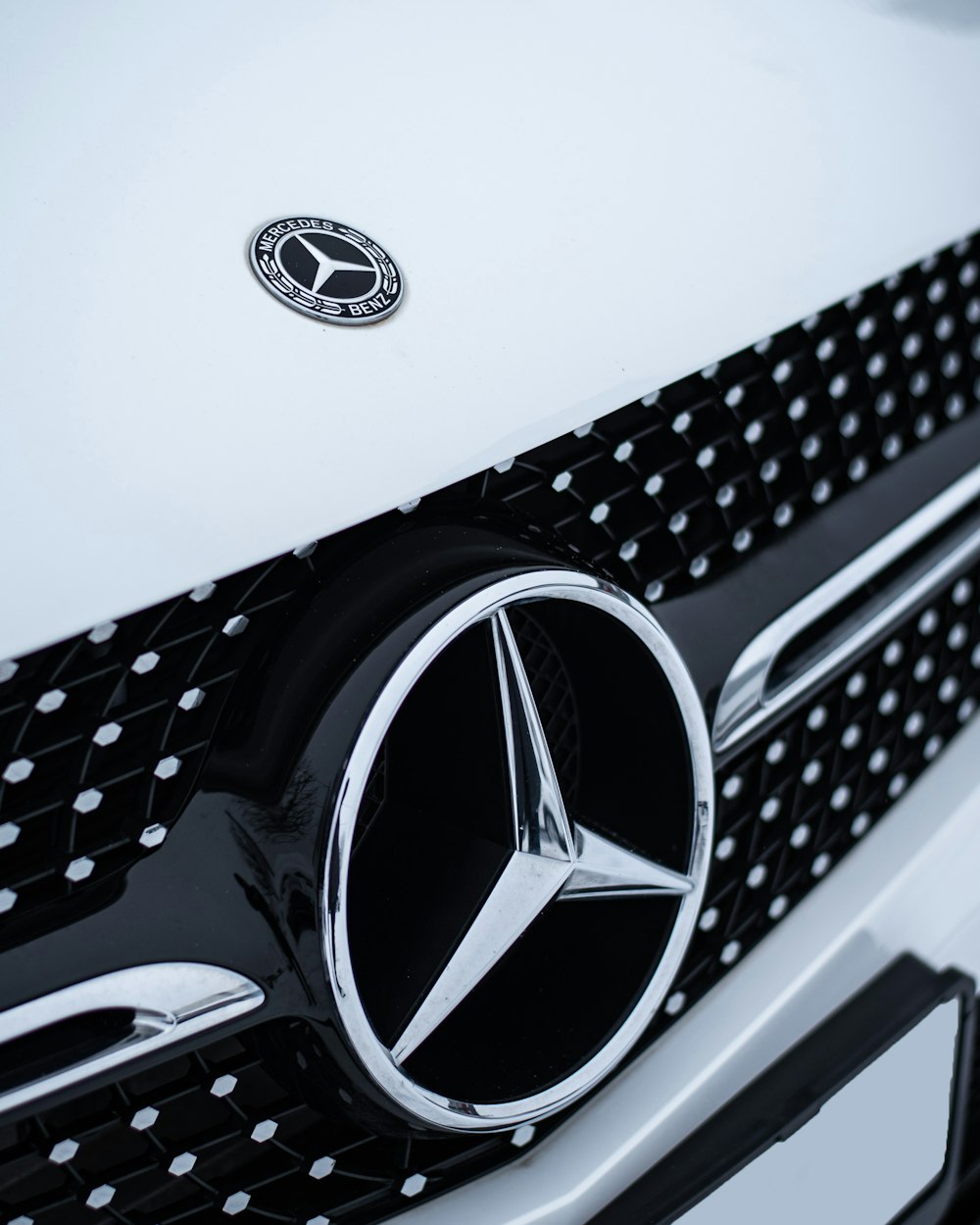 a close up of a mercedes logo on a car