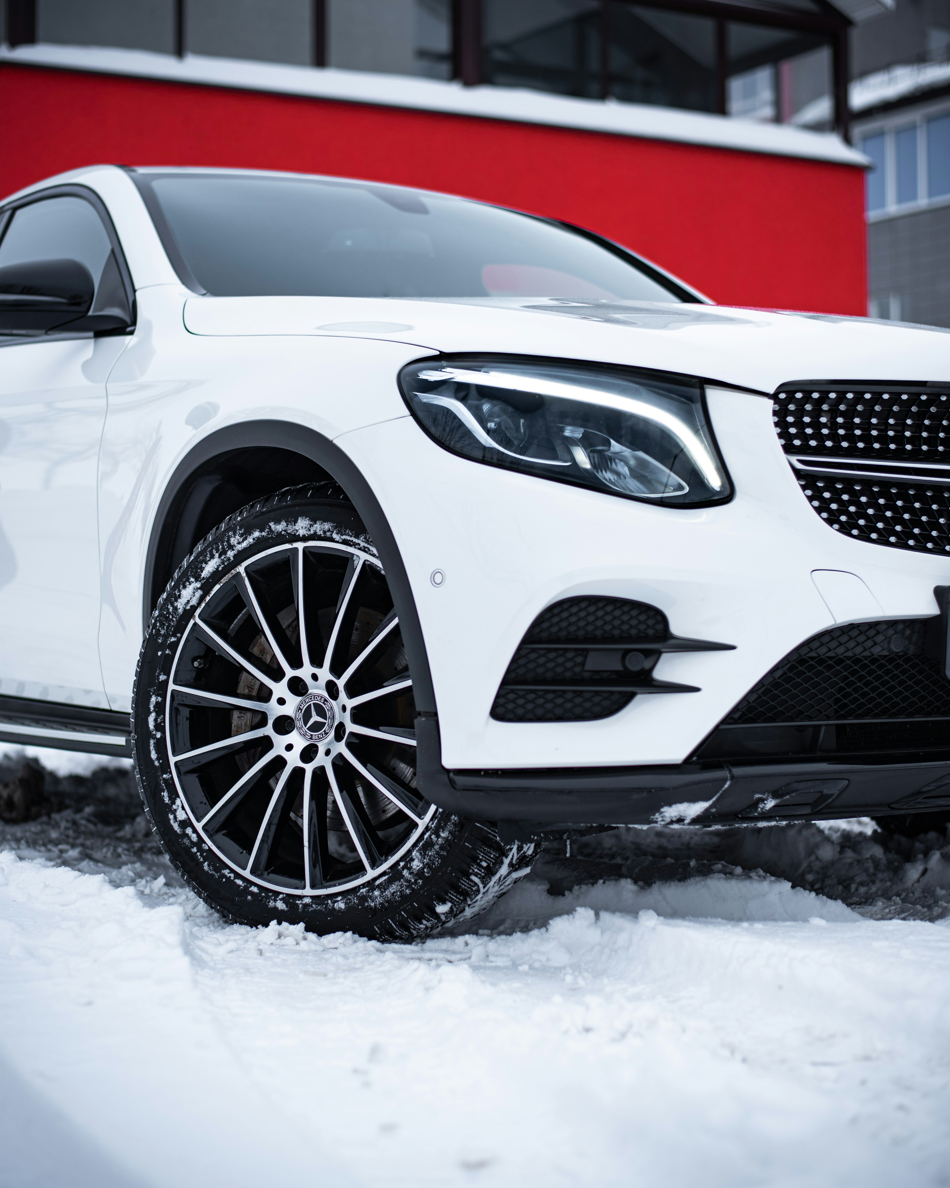 Un Mercedes Benz Benz blanco Benz