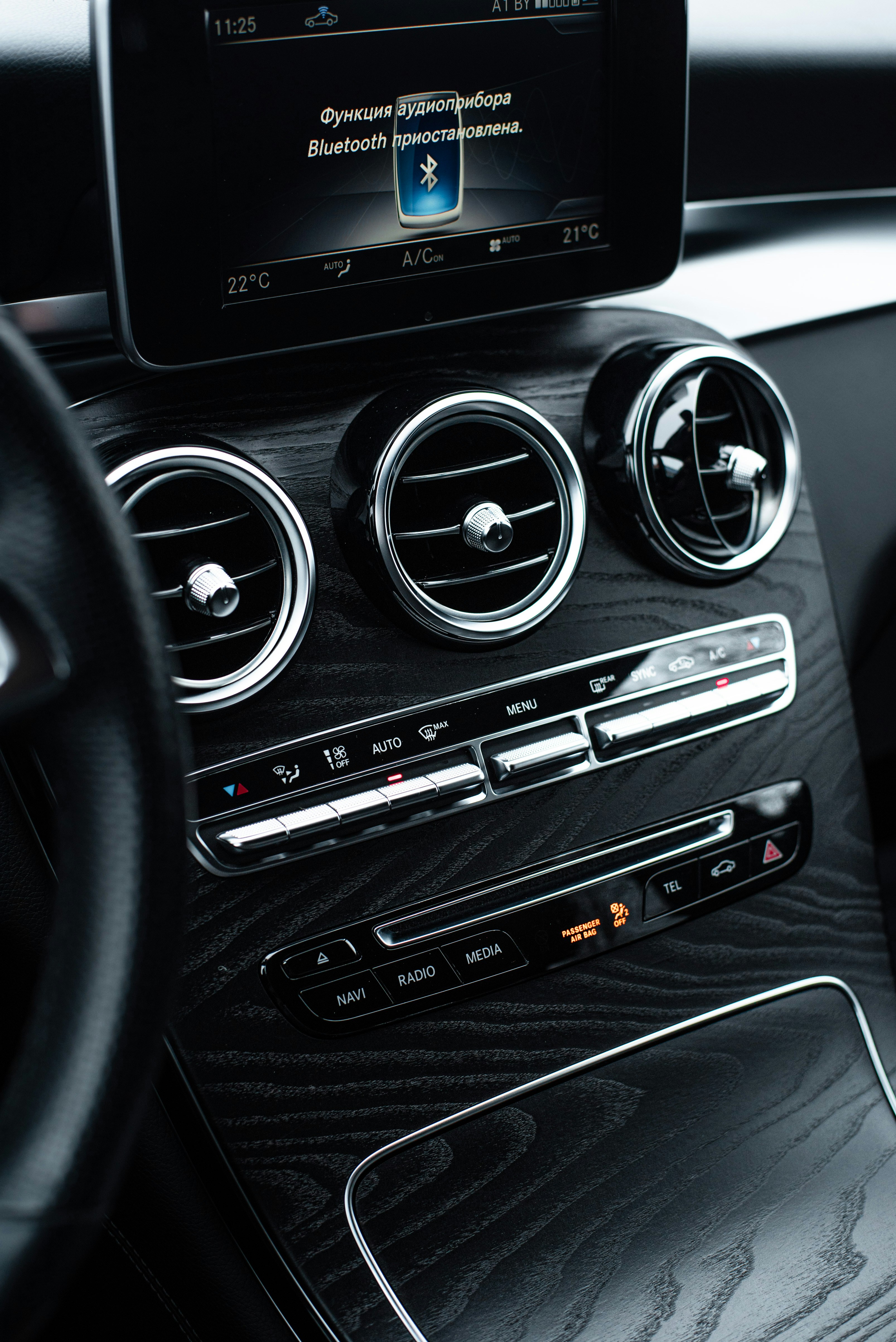 El salpicadero de un coche con pantalla táctil