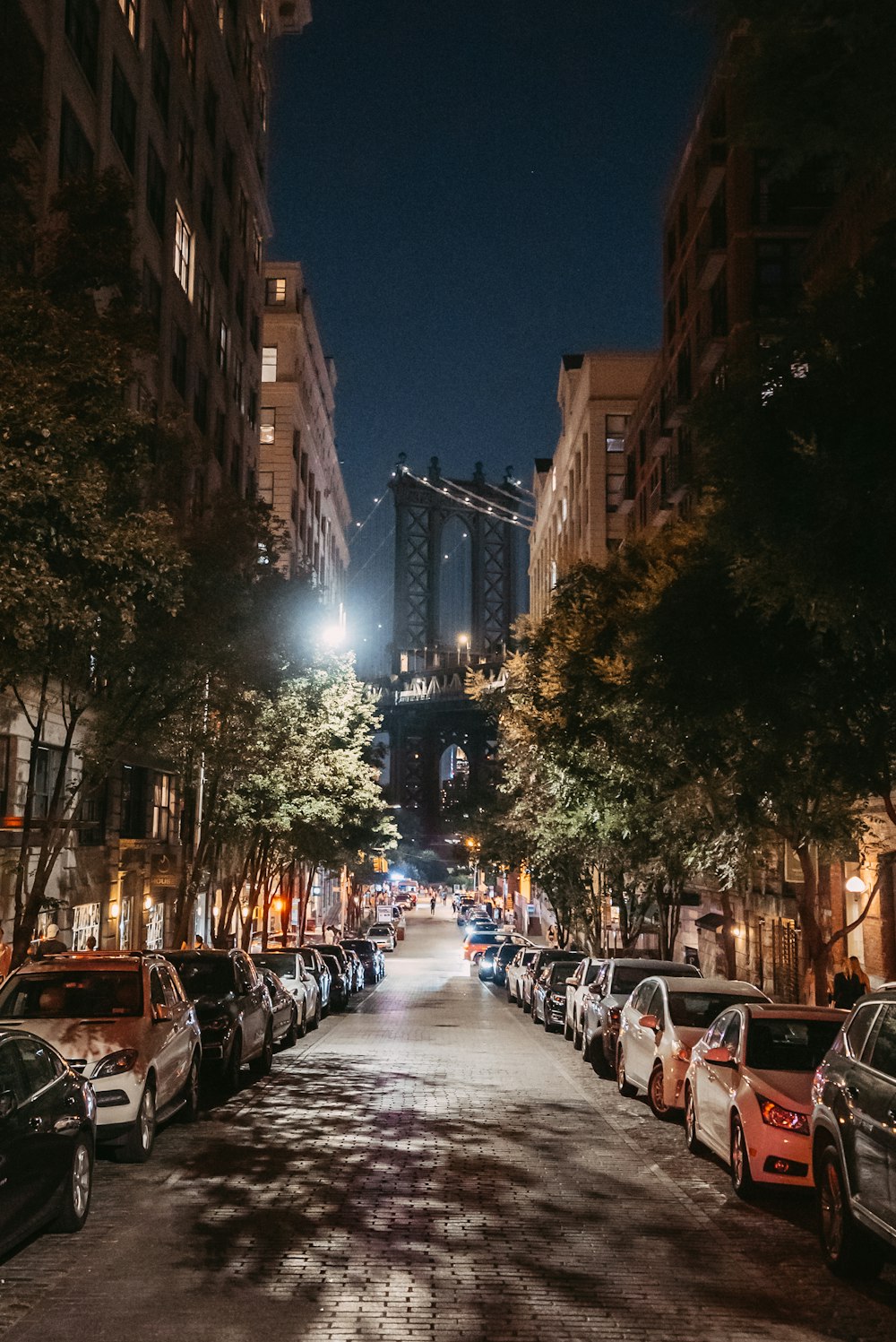 Eine Straße mit geparkten Autos in der Nacht gesäumt