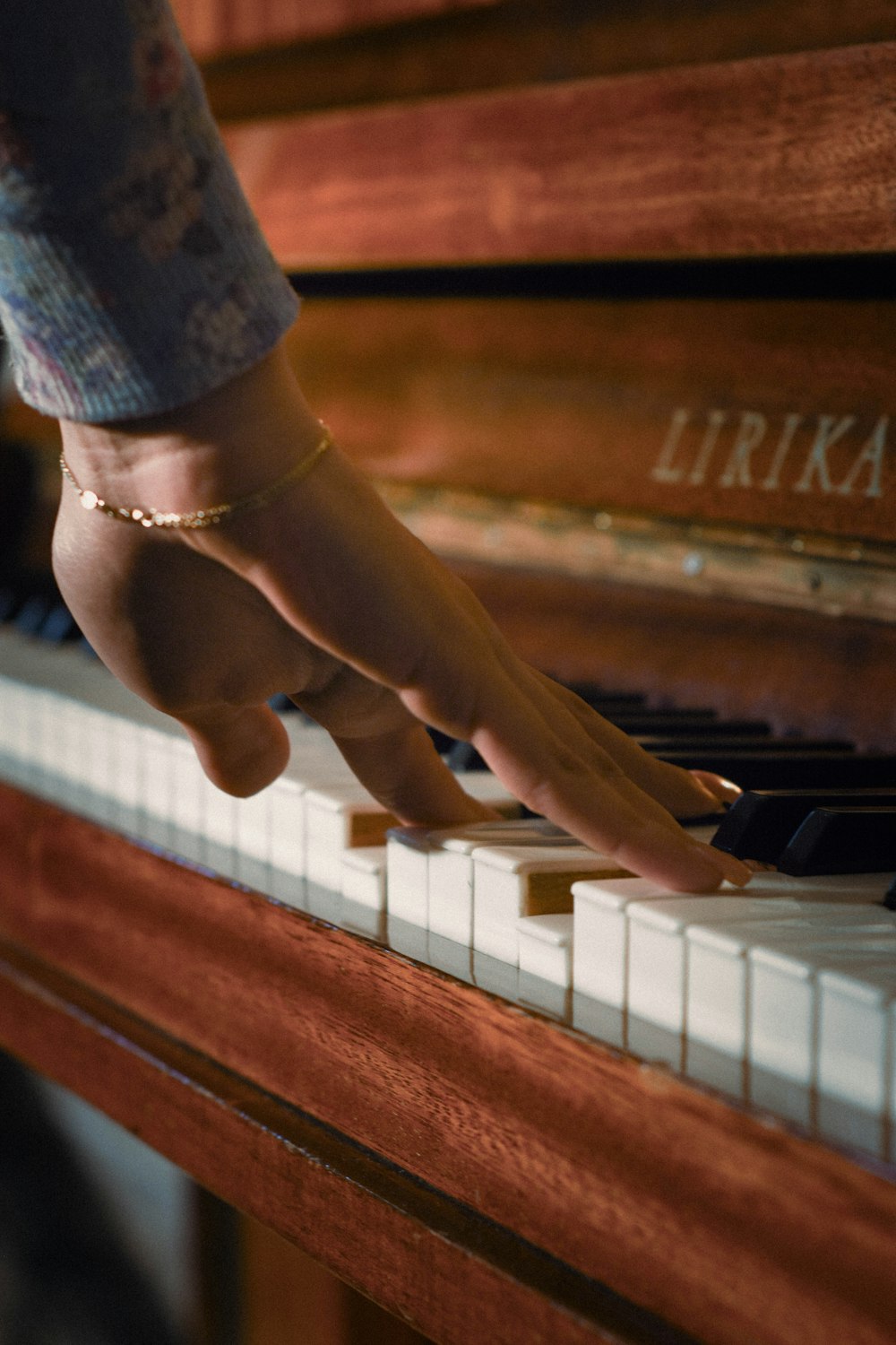 Die Hand einer Person auf einem Klavier