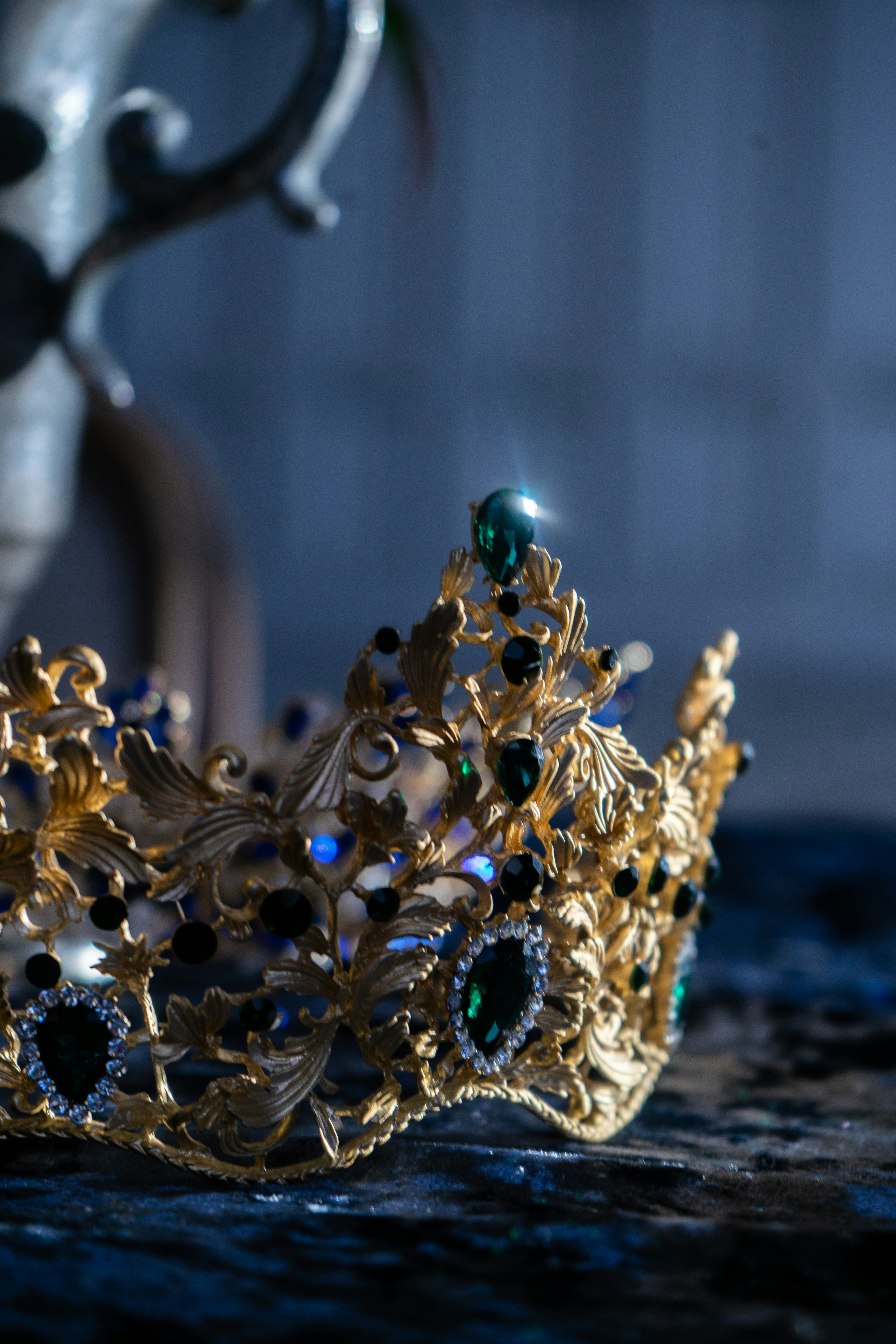 eine goldene Krone, die auf einem Tisch sitzt
