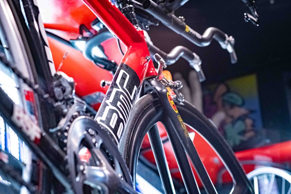 Un primer plano de una bicicleta en exhibición