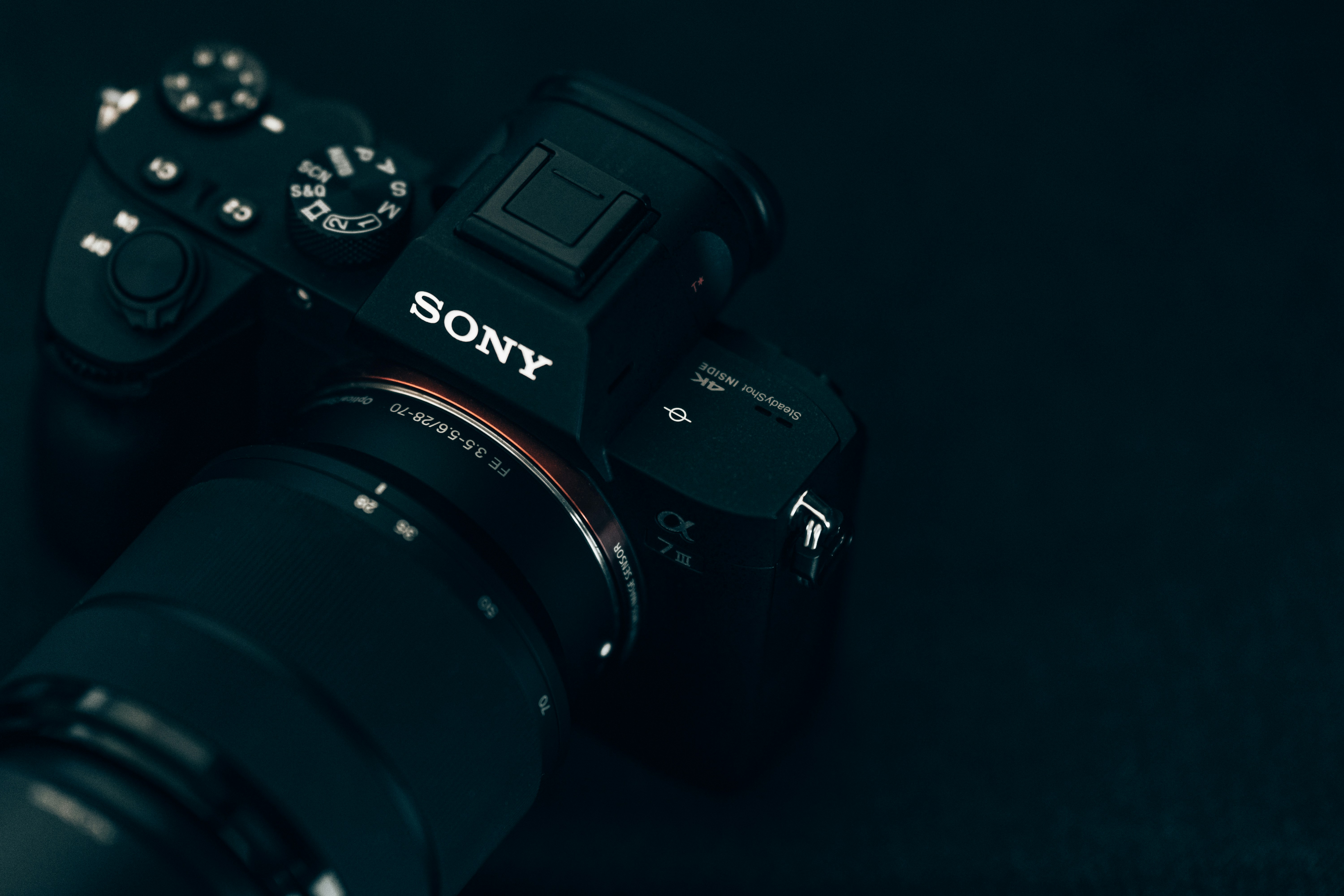 eine Kamera mit angeschlossenem Objektiv