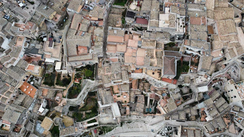 Vista aérea de la histórica ciudad de Marrakech con sus mercados y arquitectura tradicional.