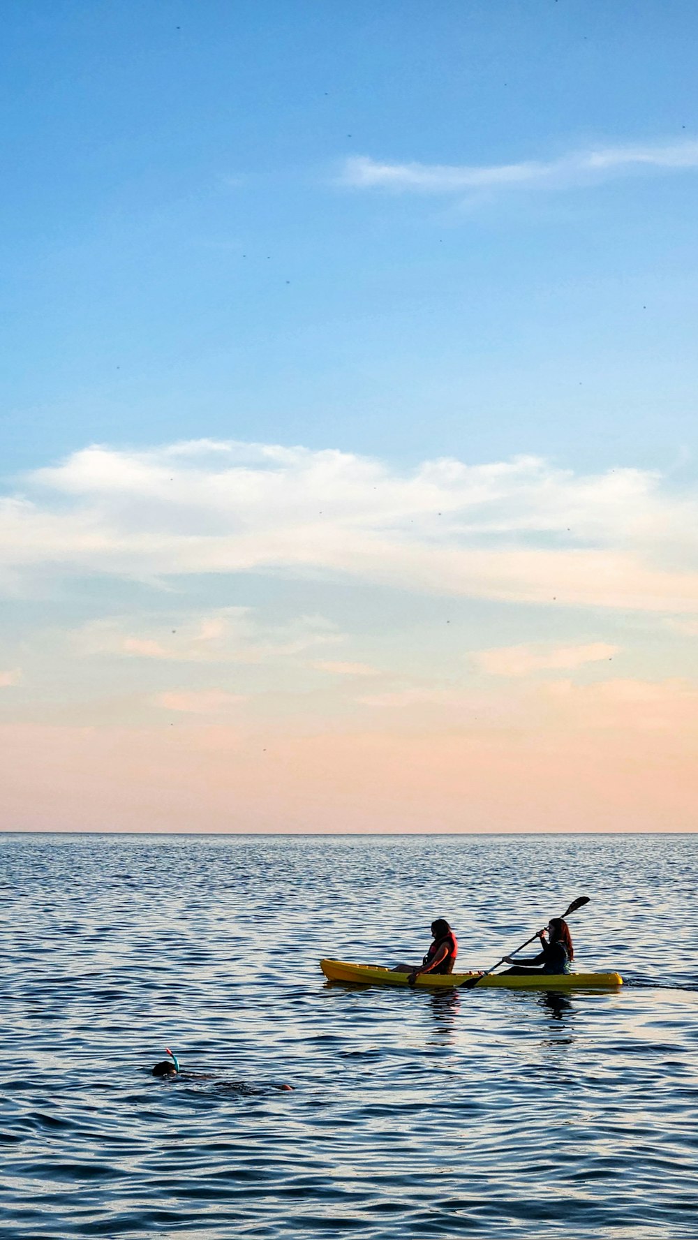Un paio di persone su un kayak nell'acqua