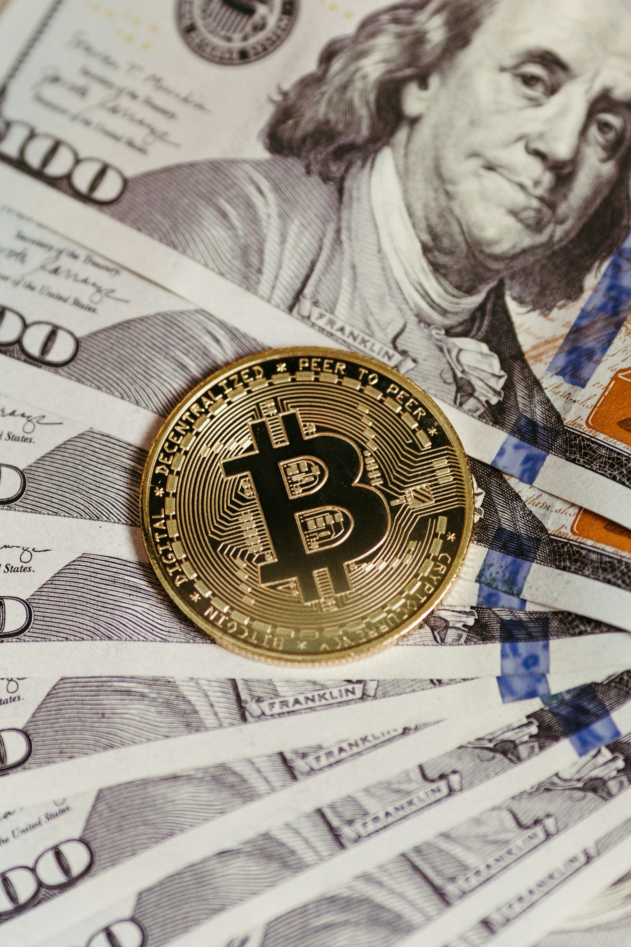 紙幣の上に座っているビットコインの写真 – Unsplashのビットコインの無料画像