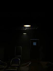 Drawing of a coach guiding a small group in a calm, bright room with minimalistic design.