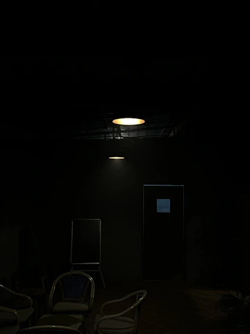 Drawing of a coach guiding a small group in a calm, bright room with minimalistic design.