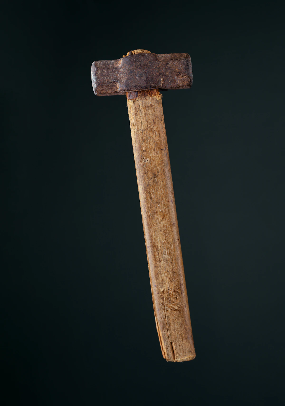 Palu kayu tua bergagang kayu