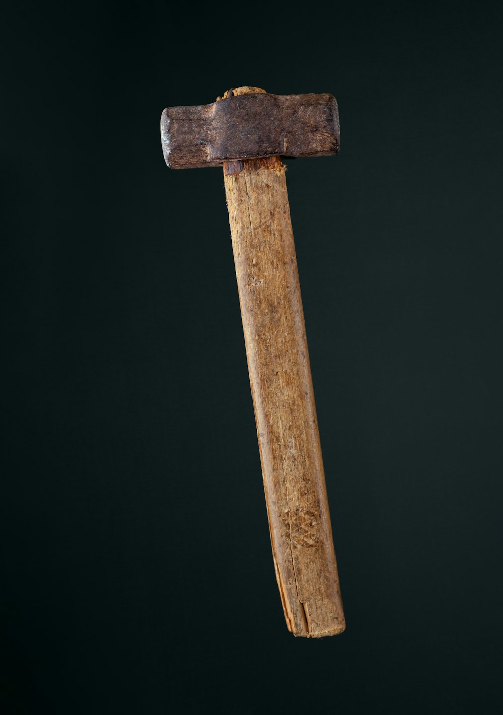 um martelo de madeira velho com um cabo de madeira