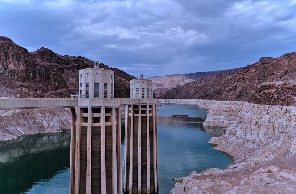 Un grande specchio d'acqua circondato da montagne