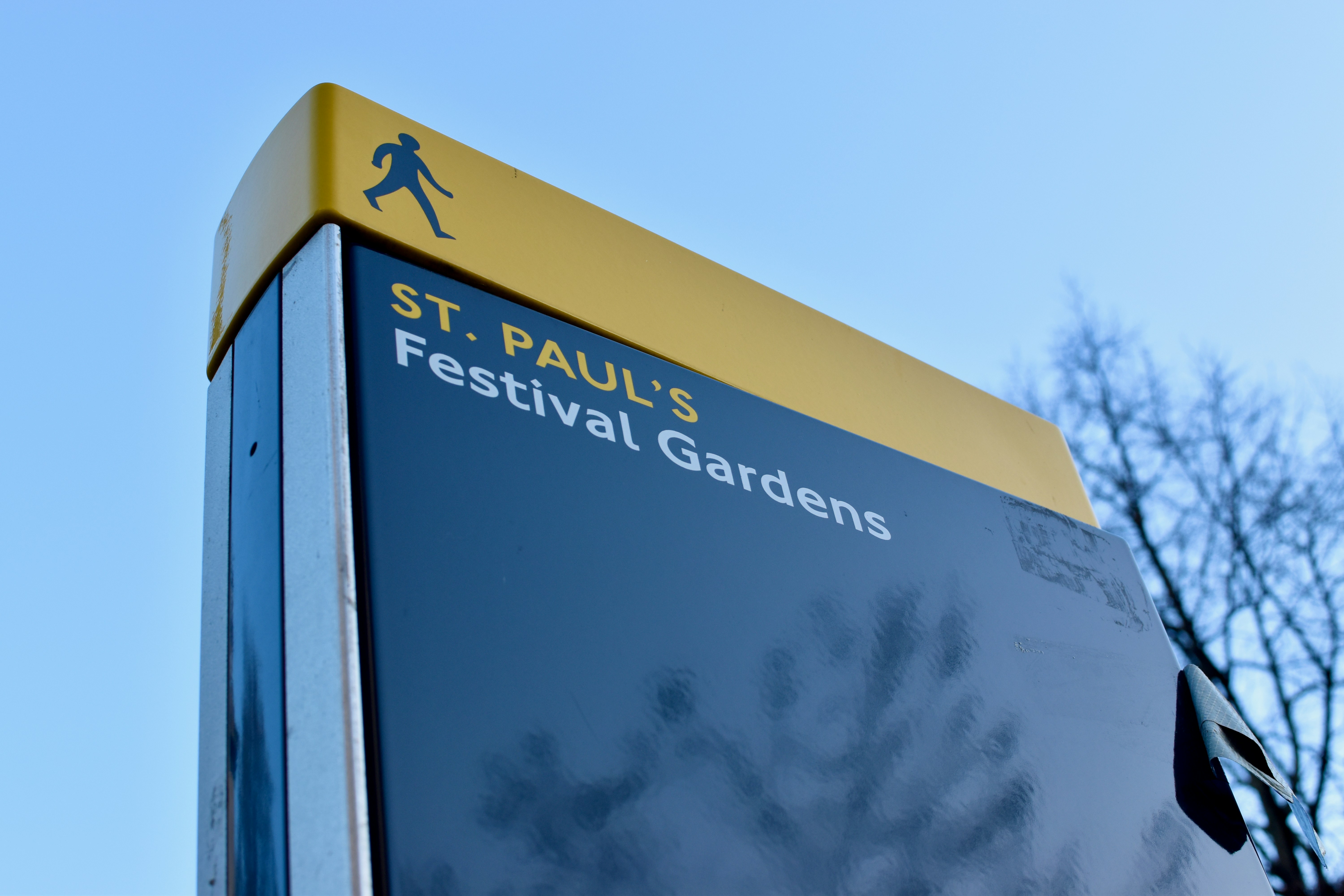 Ein gelb-schwarzes Schild mit der Aufschrift St. Paul's Festival Gardens