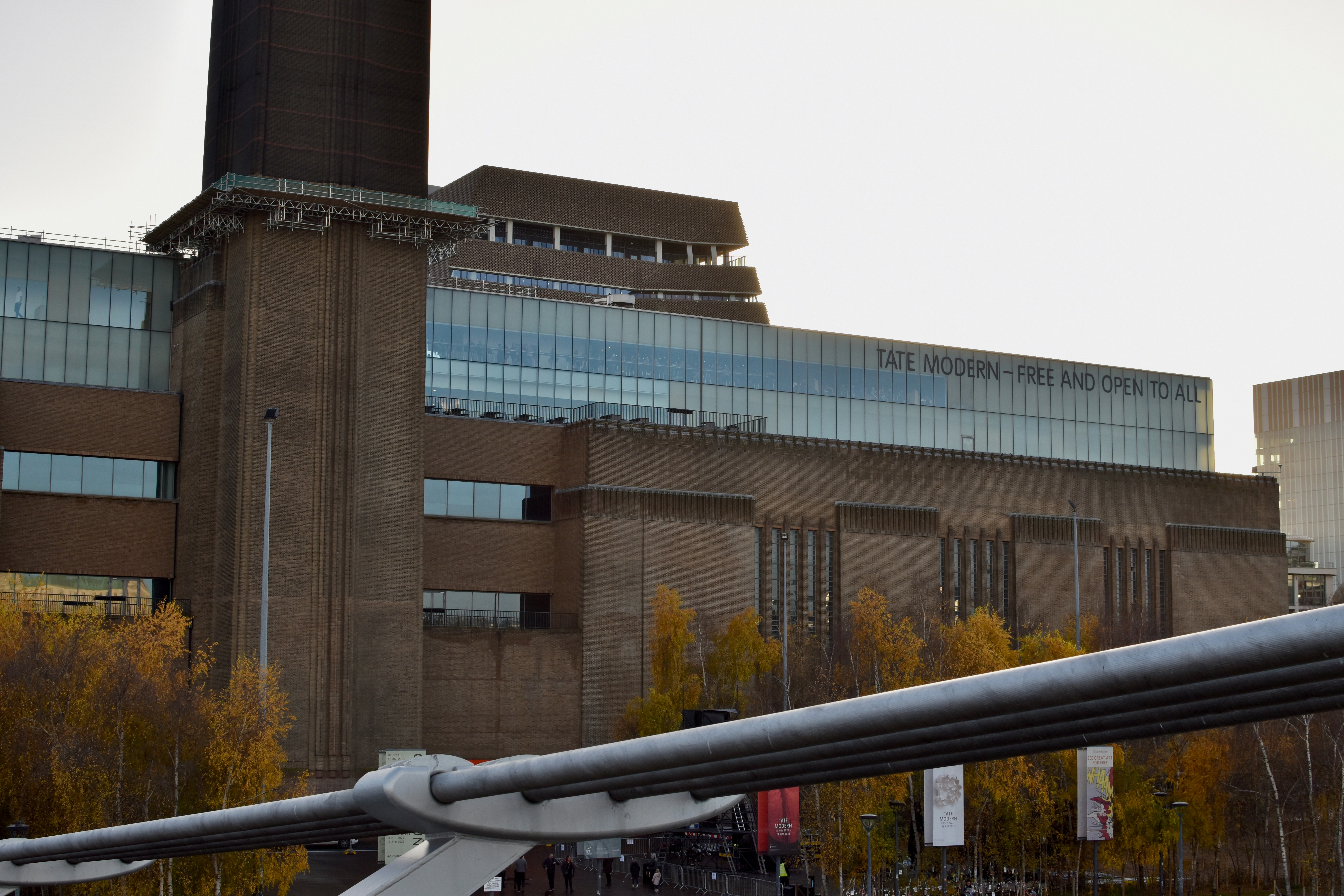 時計塔を前にした大きな建物