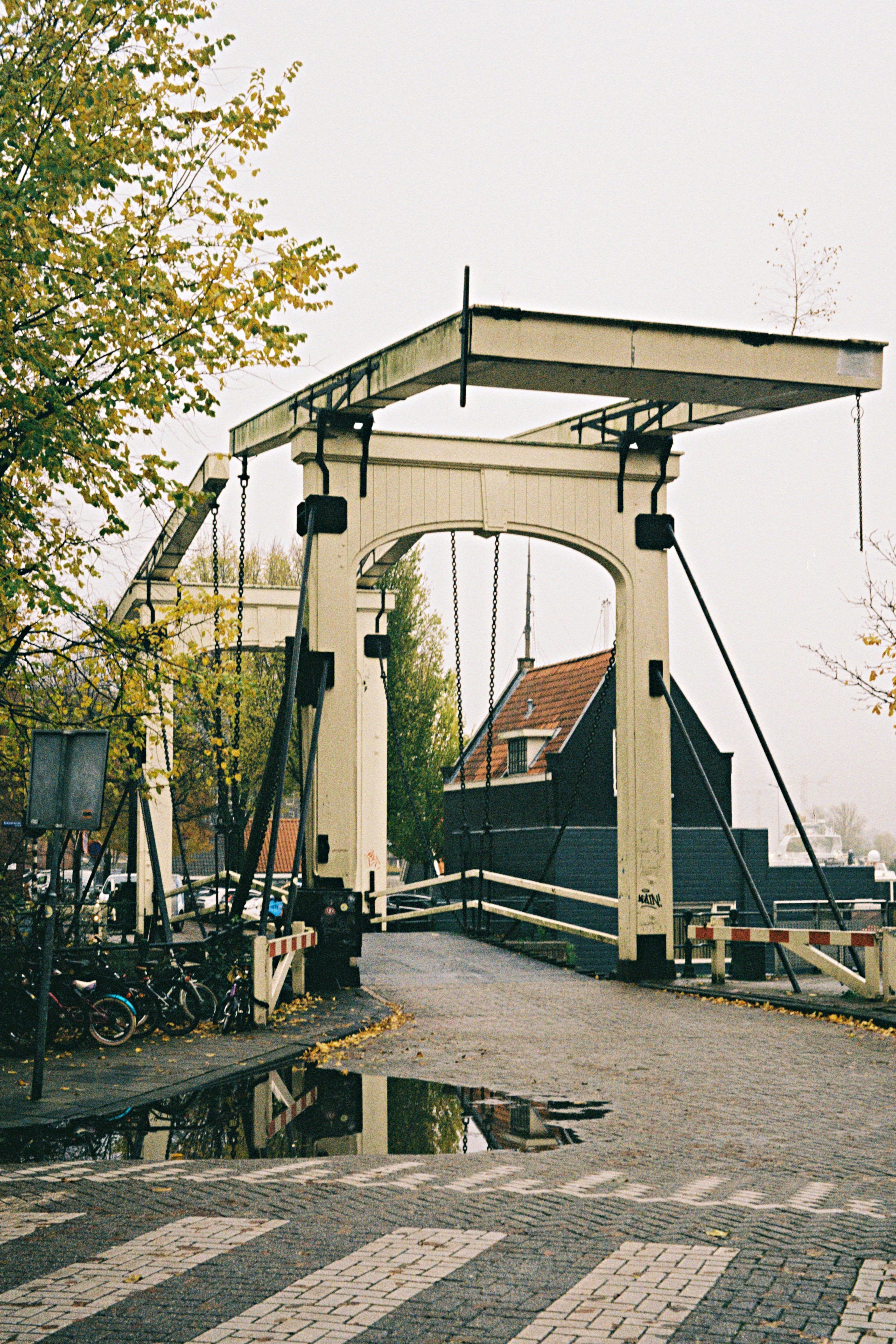 Eine Brücke mit einem Fahrradständer