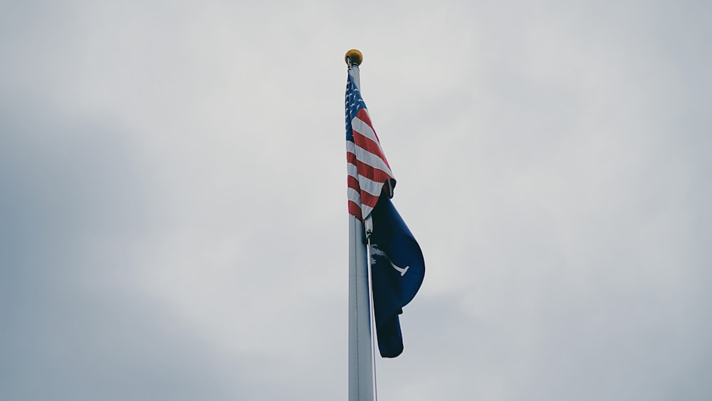 미국 국기가 하늘 높이 날고있다.
