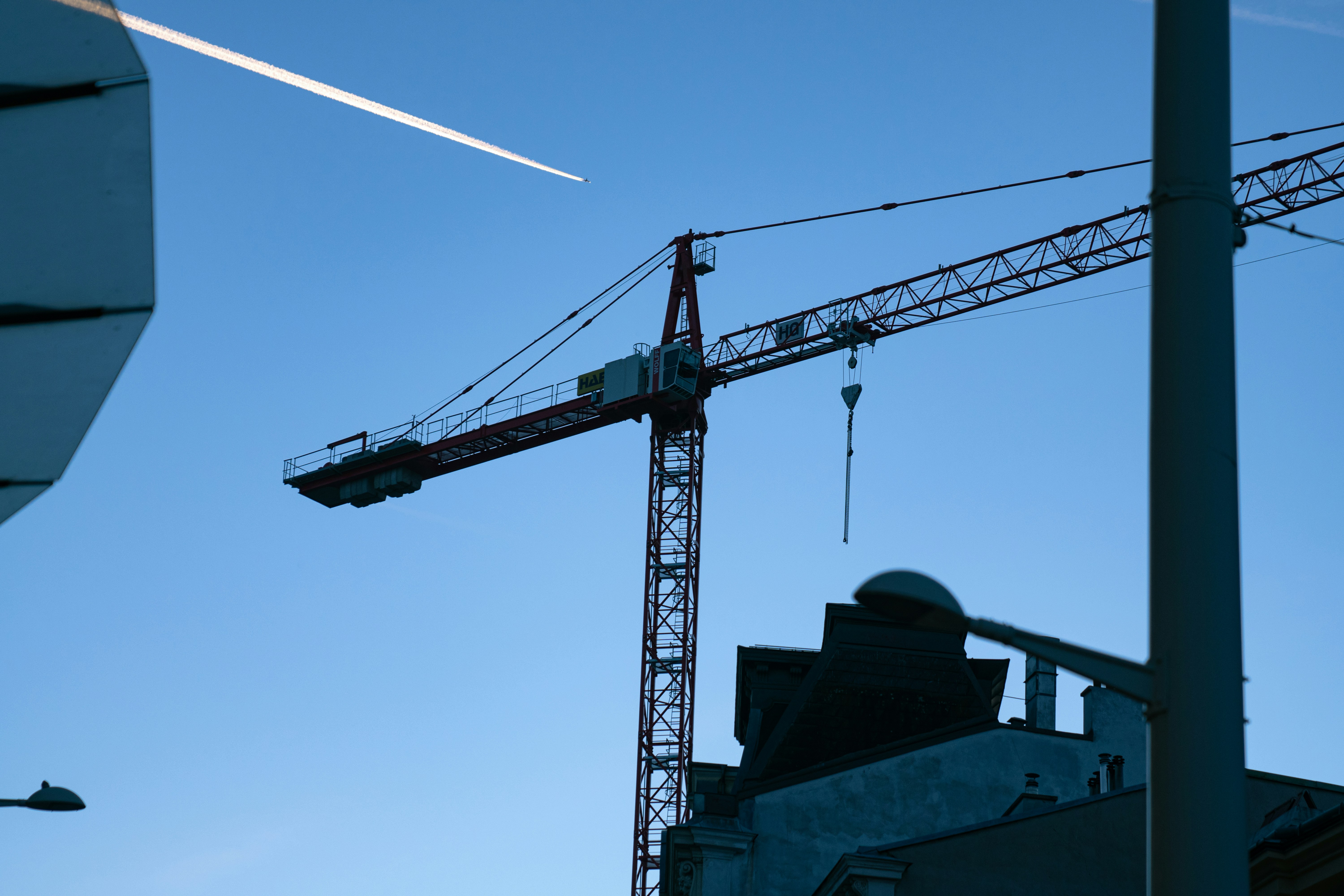 a crane that is next to a building