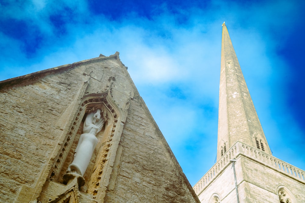 un'alta torre con una statua sul lato di essa