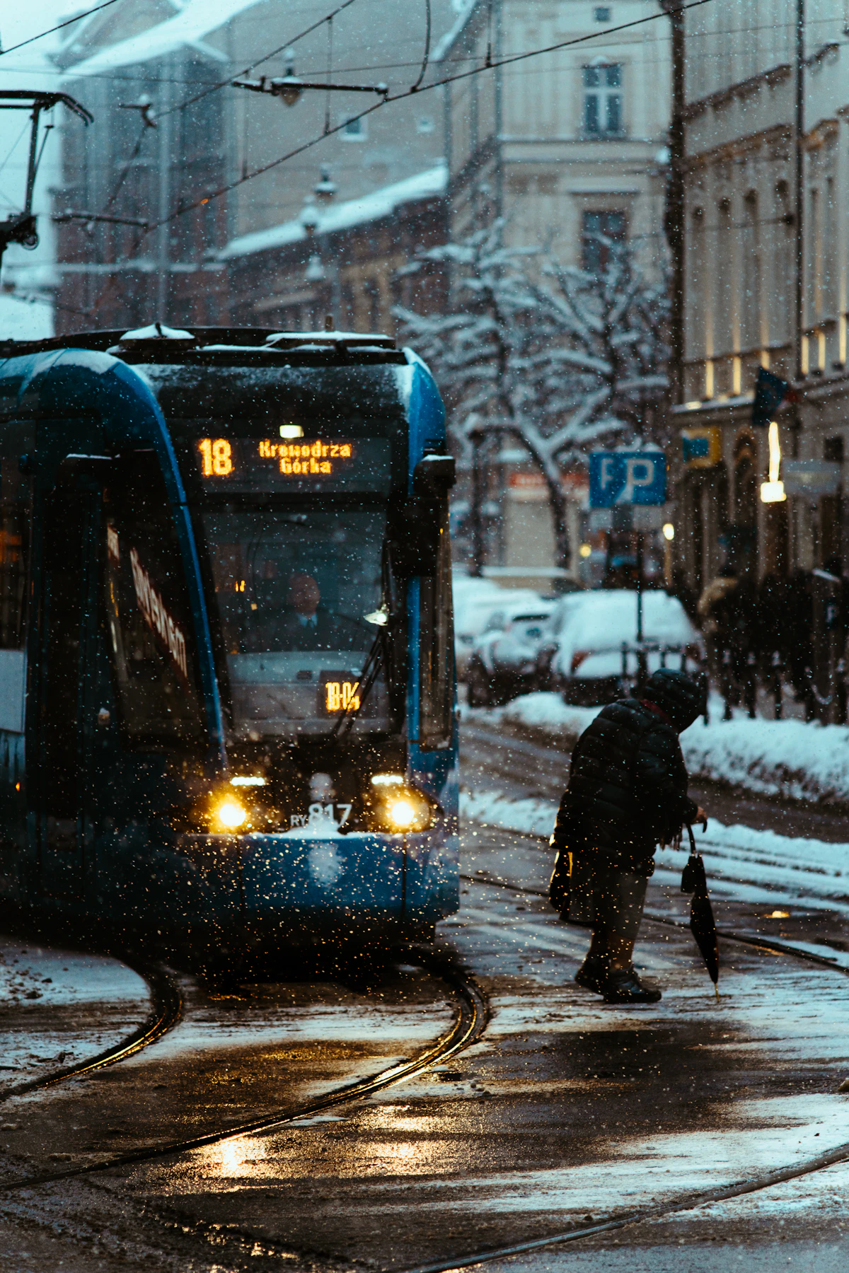 Miejski tramwaj w śnieżnej scenerii