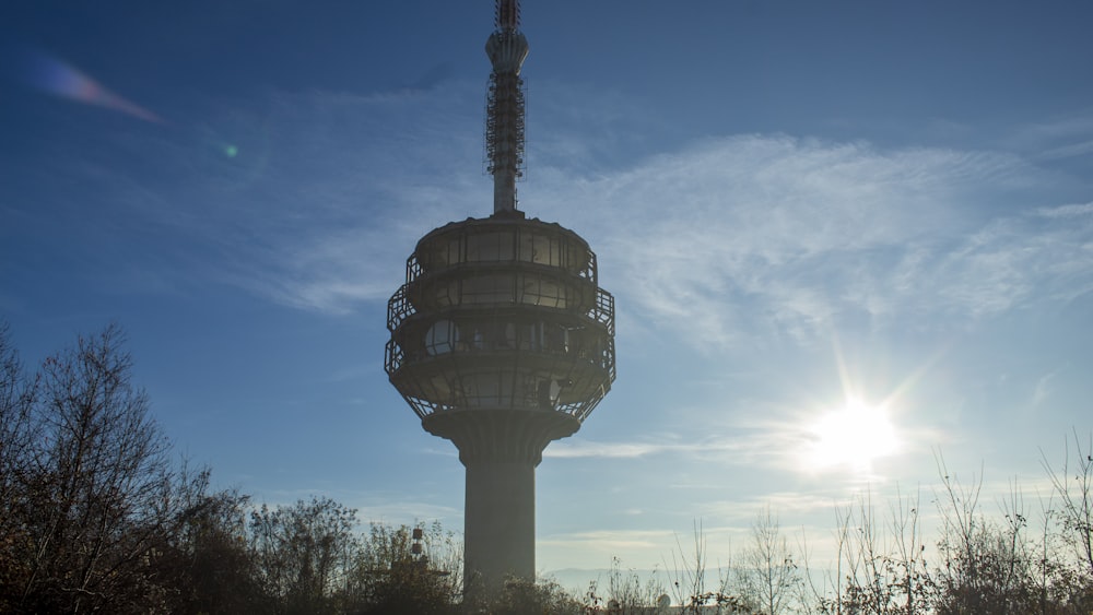 Ein sehr hoher Turm mit einem Himmelshintergrund