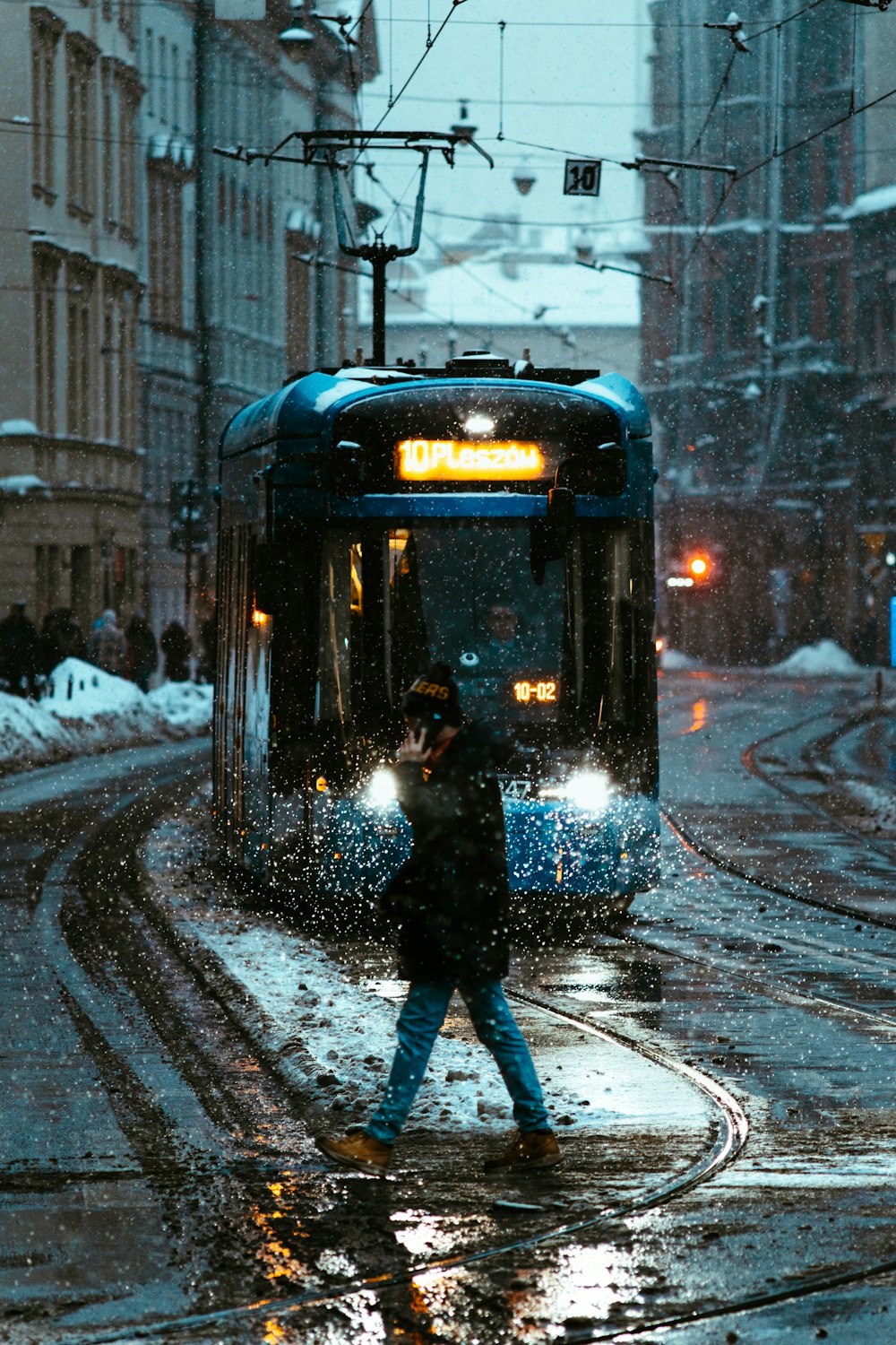 Una persona che attraversa una strada nella neve