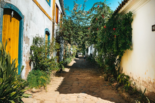 A winding path along Guatapé’s colorful streets, framed by artisanal details.