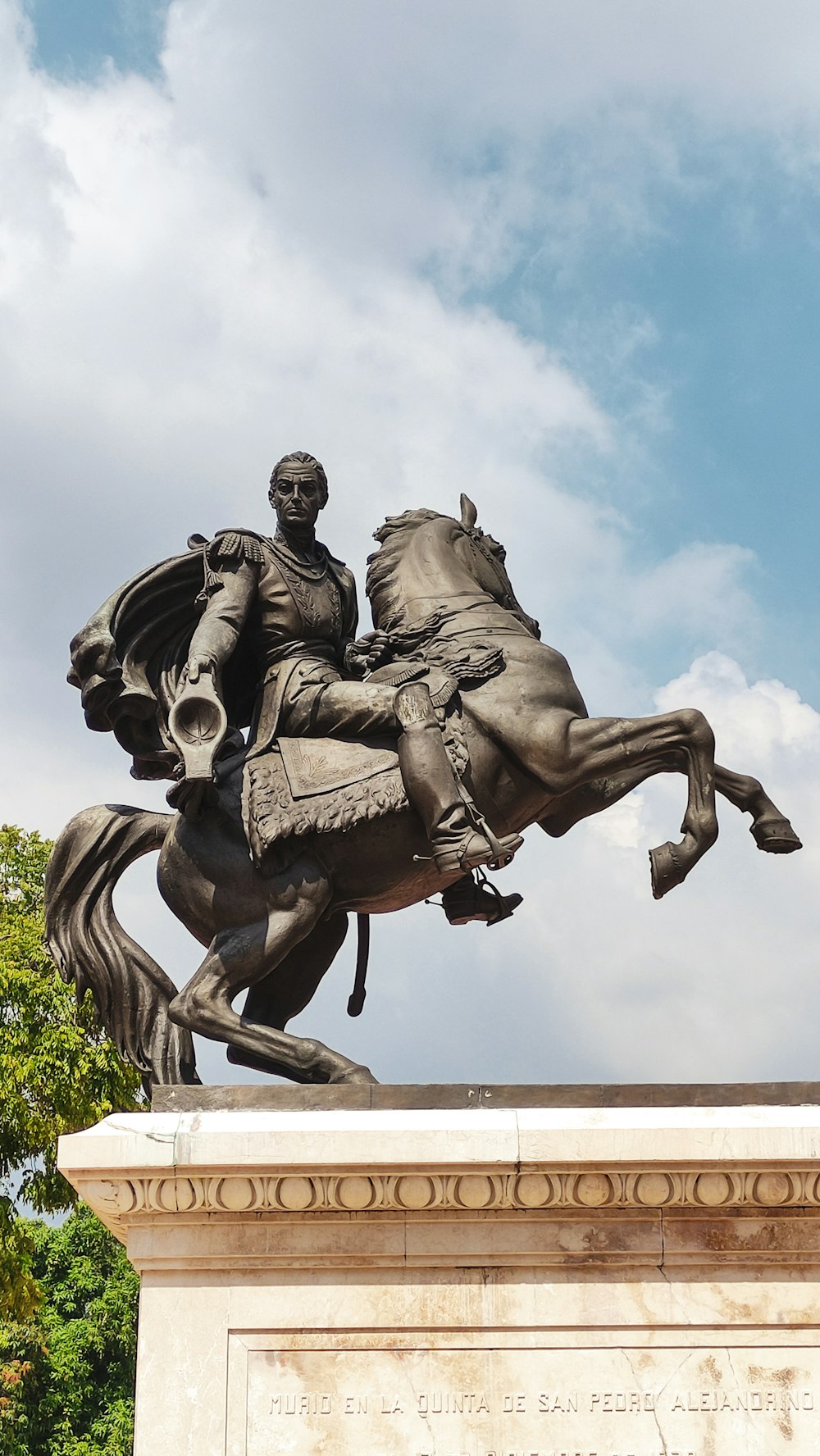 Eine Statue eines Mannes, der auf einem Pferd reitet