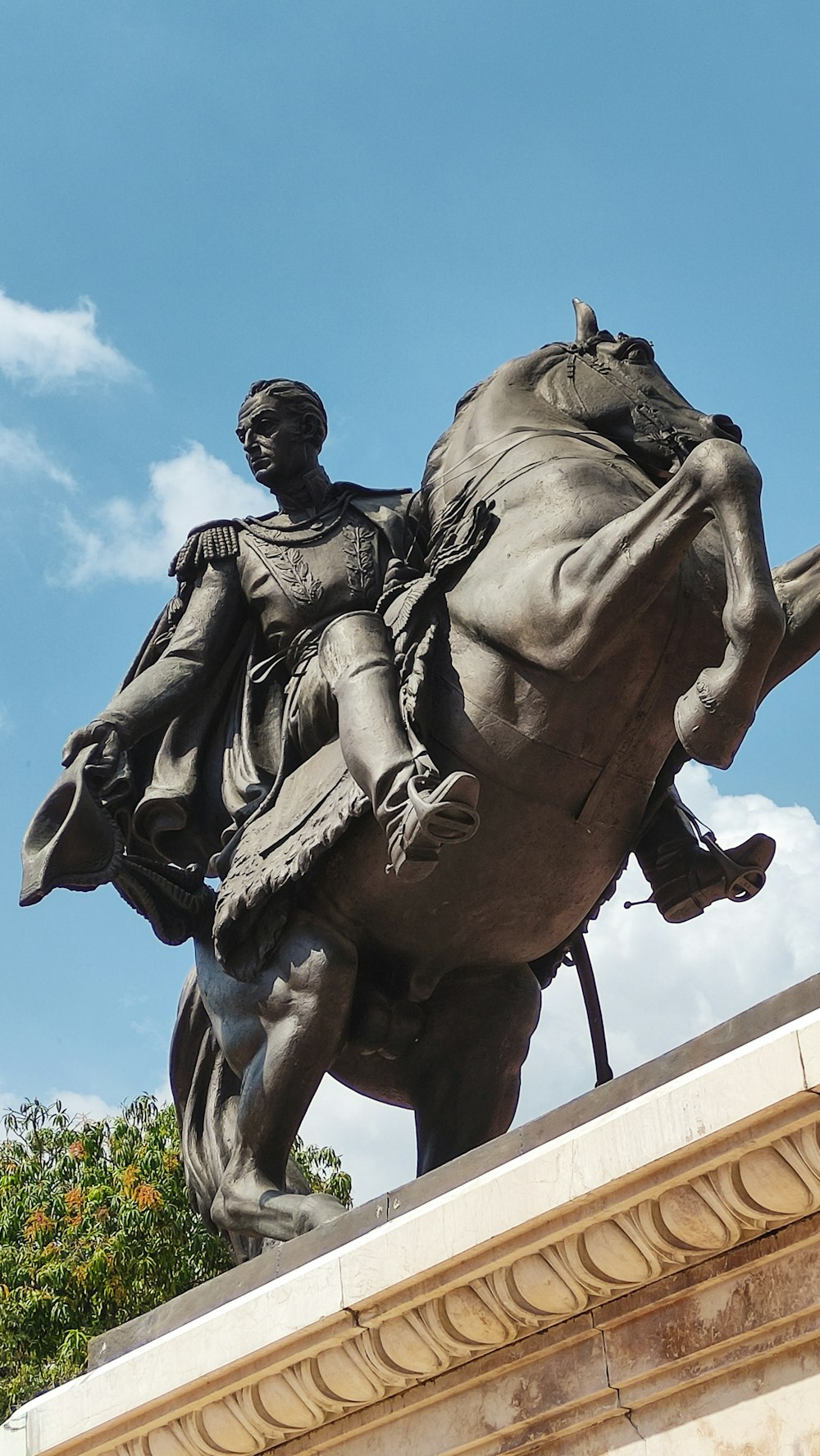uma estátua de um homem que monta um cavalo