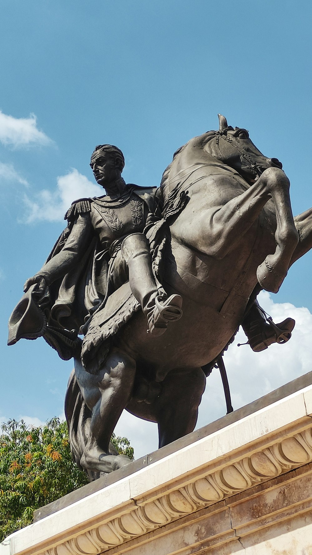 Eine Statue eines Mannes, der auf einem Pferd reitet