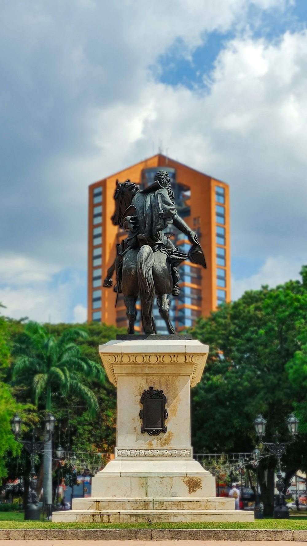 una statua di un uomo su un cavallo di fronte a un edificio