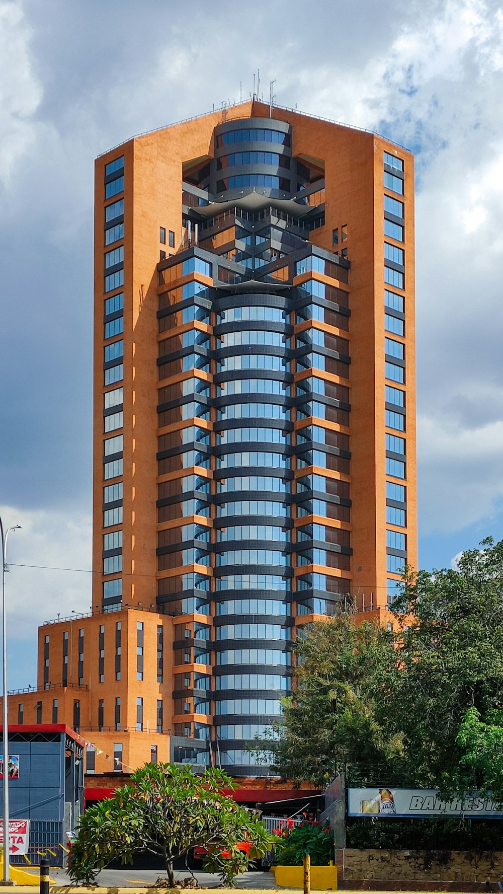 Un très grand bâtiment avec beaucoup de fenêtres