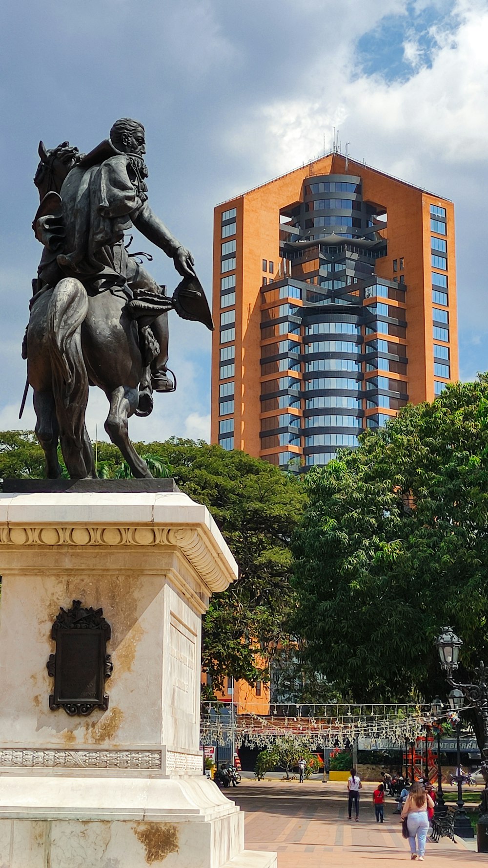 una statua di un uomo che cavalca un cavallo