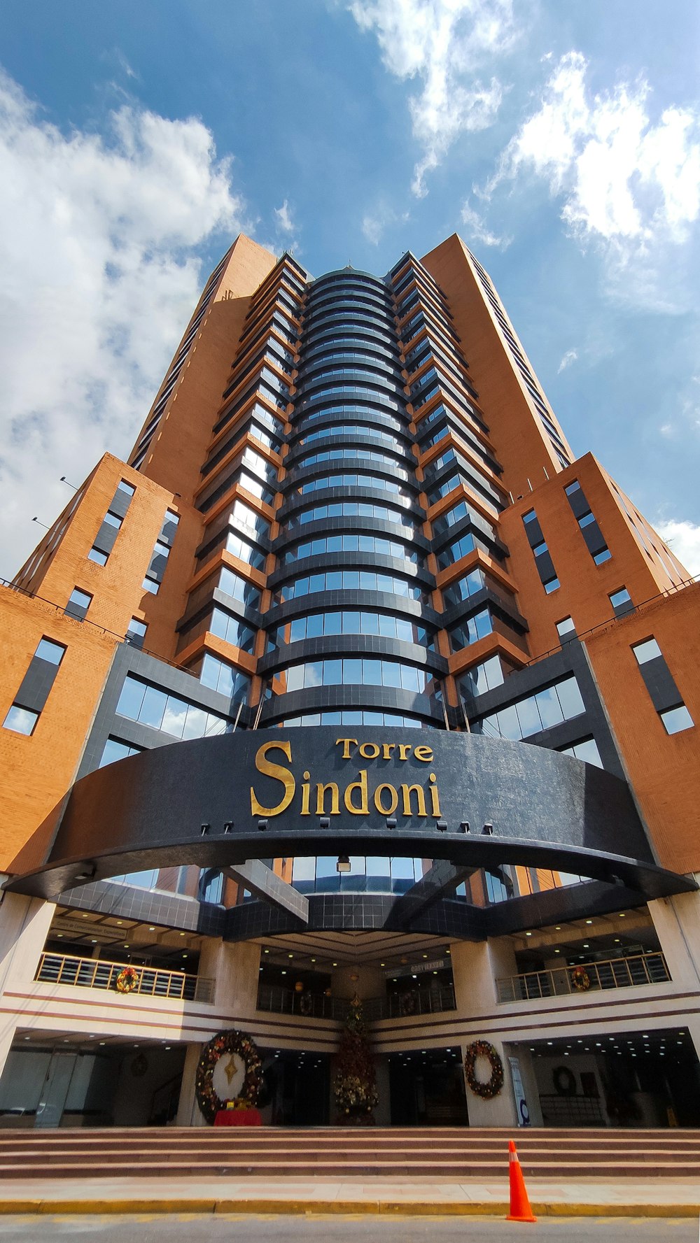 Un edificio alto con un cartello che dice Hotel Sundon