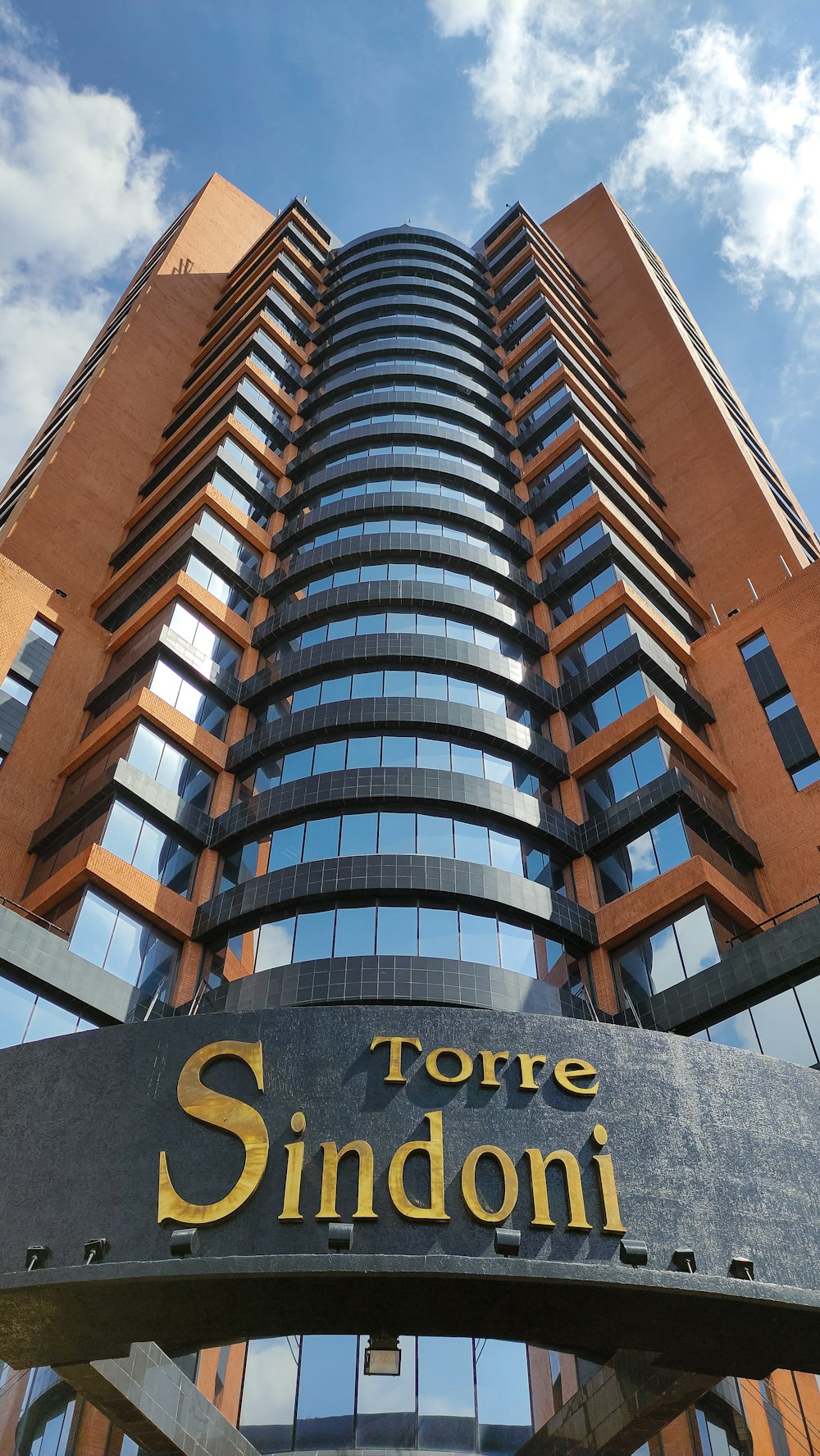 Ein hohes Gebäude mit einem Schild mit der Aufschrift Torre Sindoni