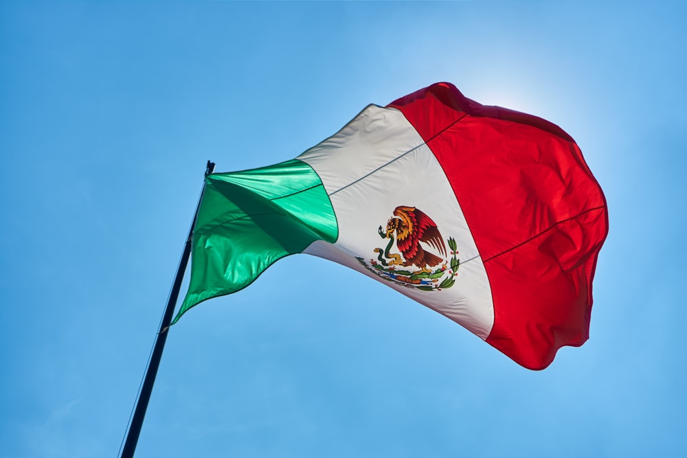 Die mexikanische Flagge weht hoch am Himmel