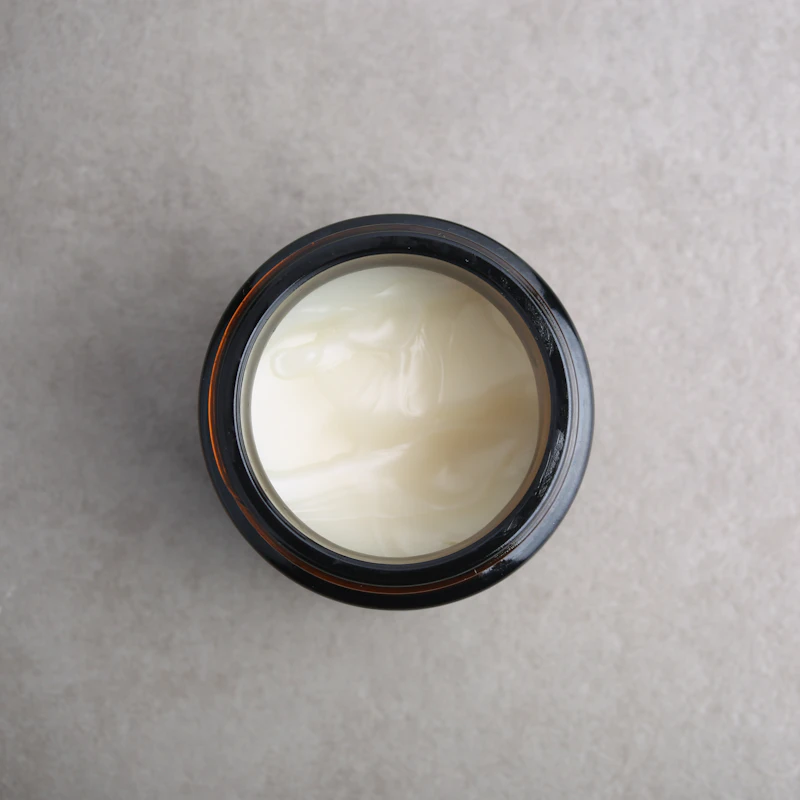 Peptide eye treatment showing a cloud-light texture