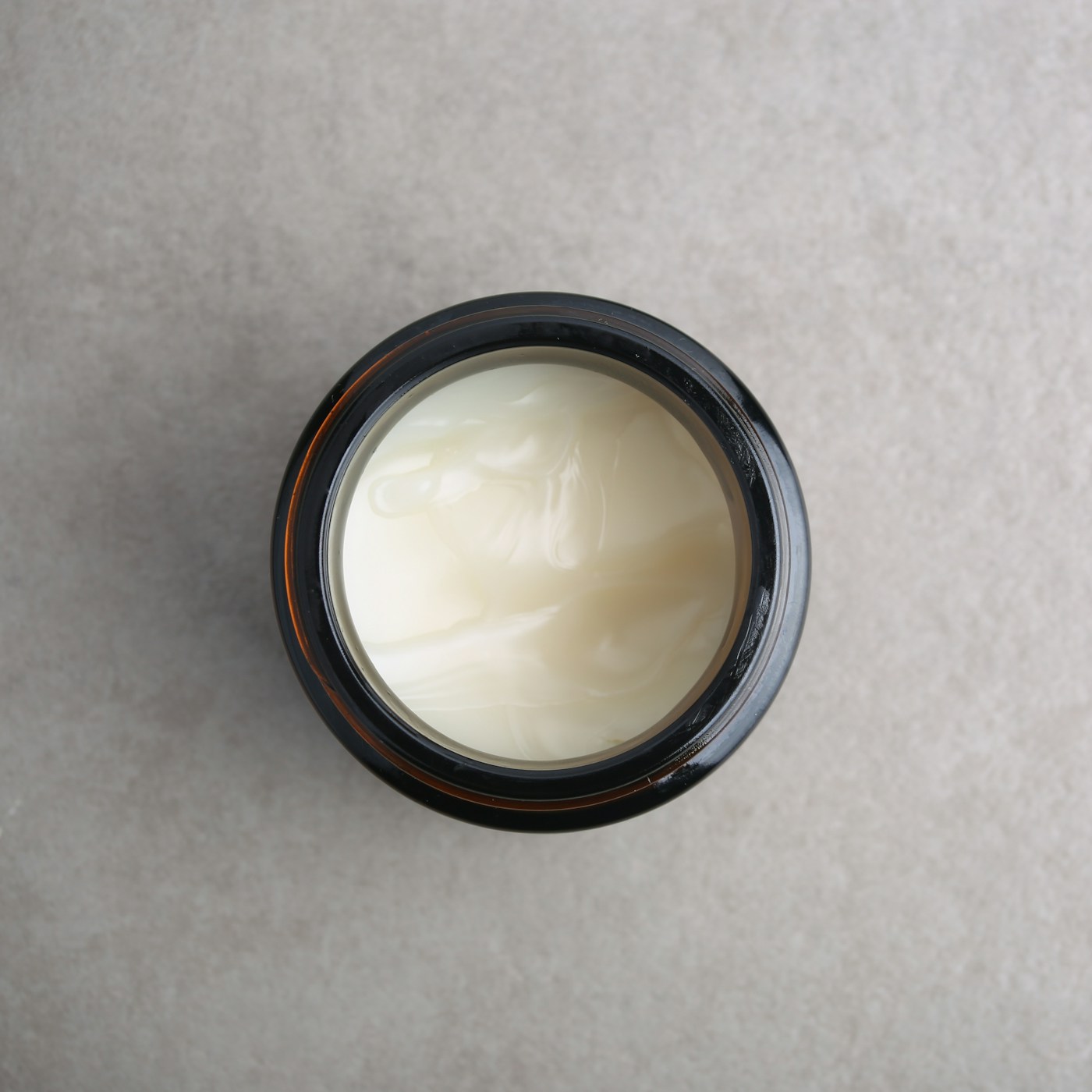 Cushion Cream Light porcelain jar with silver lid